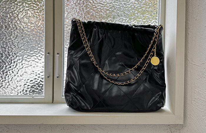 Chic Enamel large Shoulder Bag