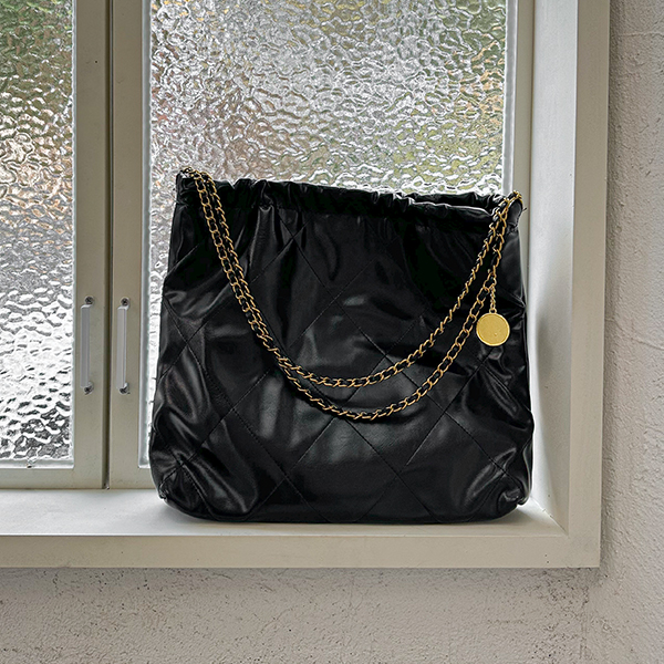 Chic Enamel large Shoulder Bag