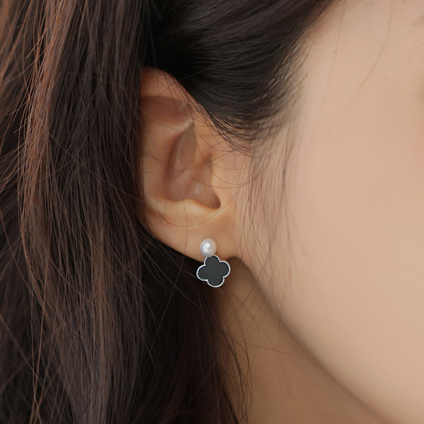 Black Clover Pearl Earring