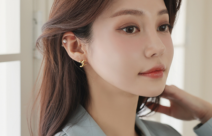 Twist Unbalance Cross Earring