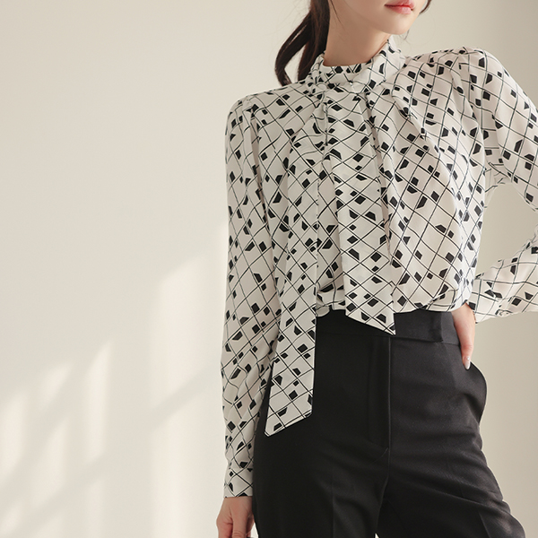 Check 인 Diamond Scarf Blouse