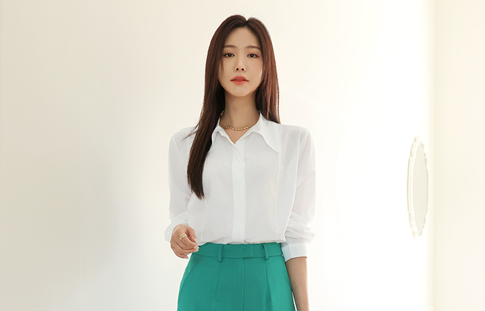 Wide Collar Point Blouse