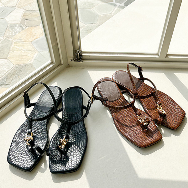 Varnish Chain Sandals