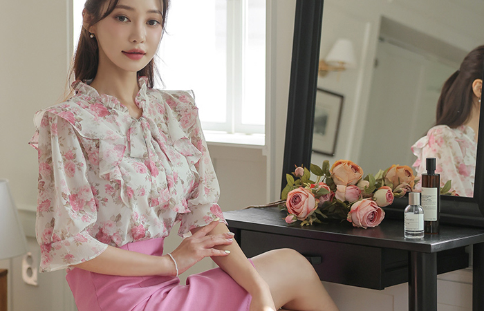 샬롯 Flower Ruffle Ribbon Tie Blouse