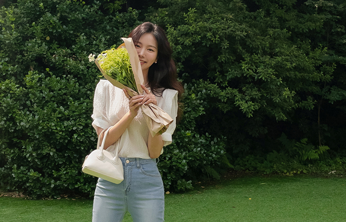 Blooming Waffle Fabric Shoulder Point Blouse