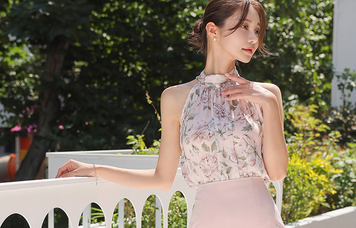 로로 Flower Holter Scarf-Neck Blouse