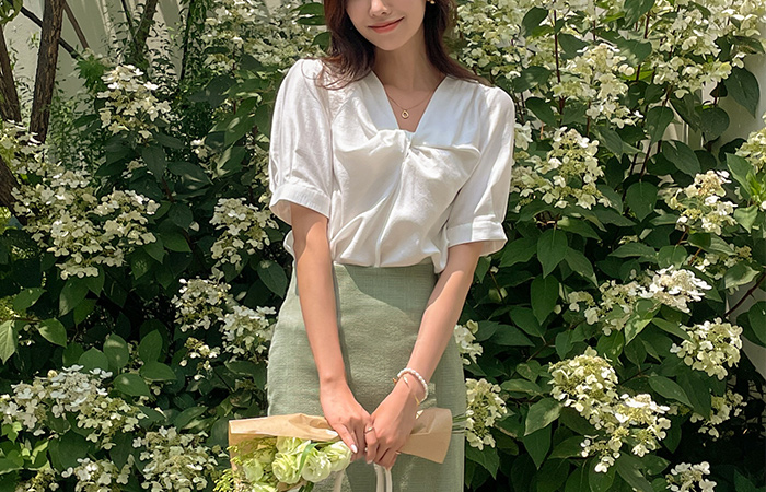 쥴리에타 Twist Detail Glossy Modal Blouse