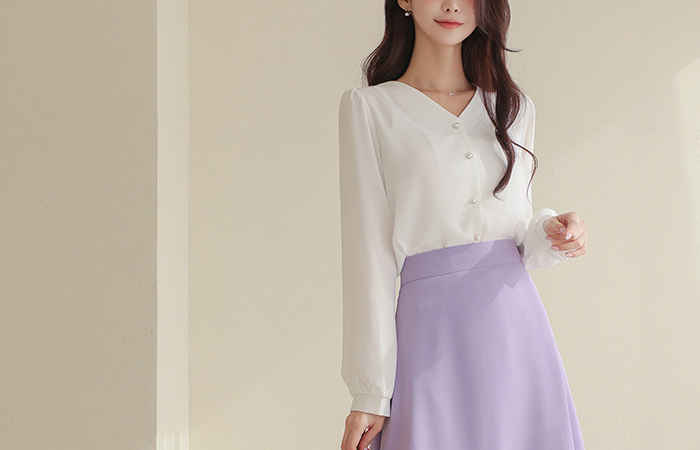 Pearl Button Puff Sleeves V-neck Blouse(Long-sleeve)