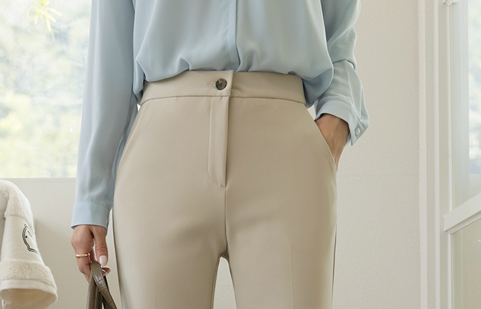 Long-legged Boot-Cut Mochi Tight Slacks