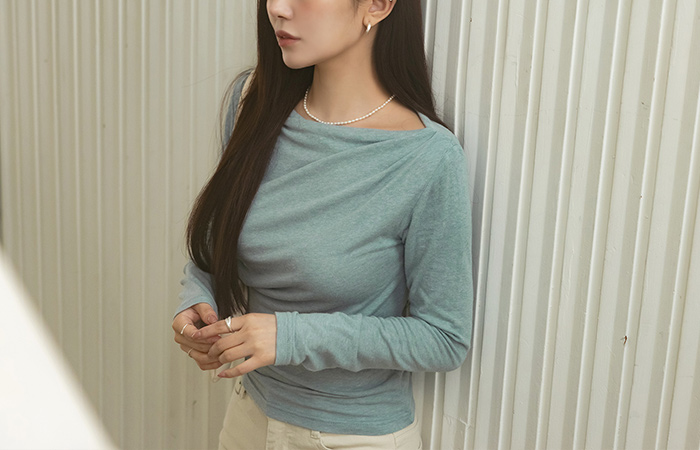 slender Neckline Shirring Tension T-shirt