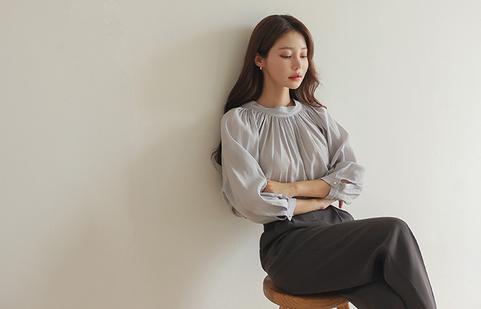 Volume Shirring Neck Back Ribbon Ragran Blouse