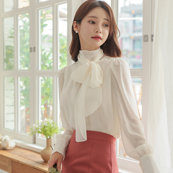 Shirring High-Neck Scarf Blouse