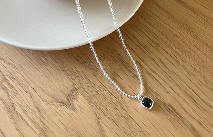 Transparent Beads Black Point Necklace