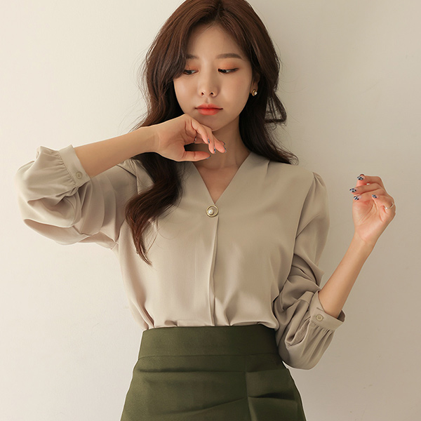 V-neck Gold Ring Pearl Point Blouse