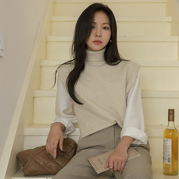 Cozy layered Turtleneck Knit Vest