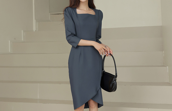 Unbalance Center Front Vent 로에 Square Neck Dress