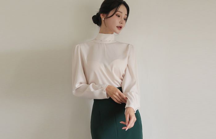 Satin 롤 High-Neck Scarf Blouse