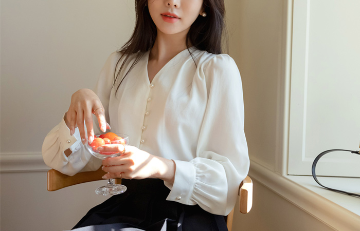 [O:neul] Elegance Pearl Button Shining Blouse