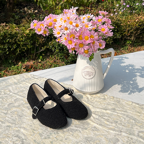 Buckle Point Round-Front Flat Shoes