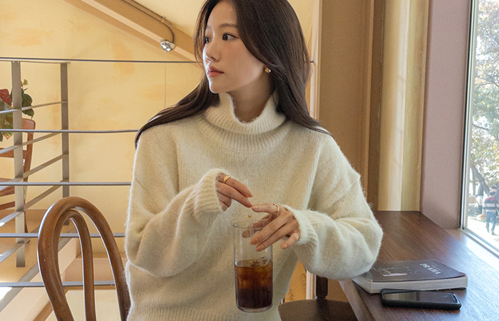 Deep Cozy Wool Turtleneck Knit