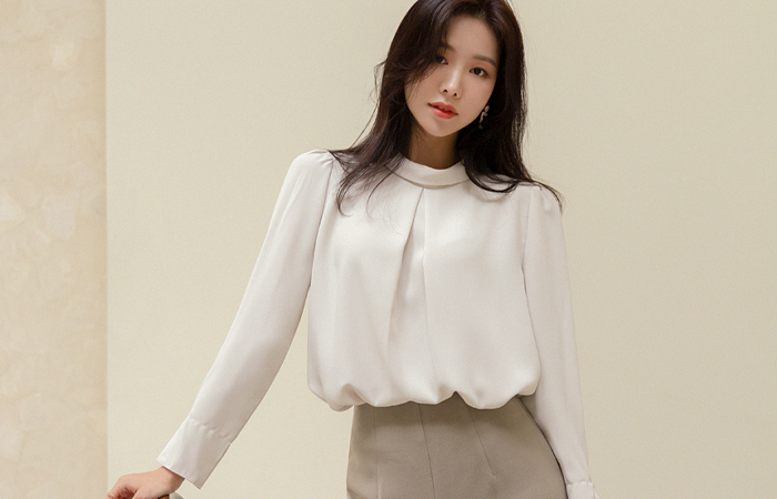 Pearl Sleeves Half-Highneck Turtle Blouse