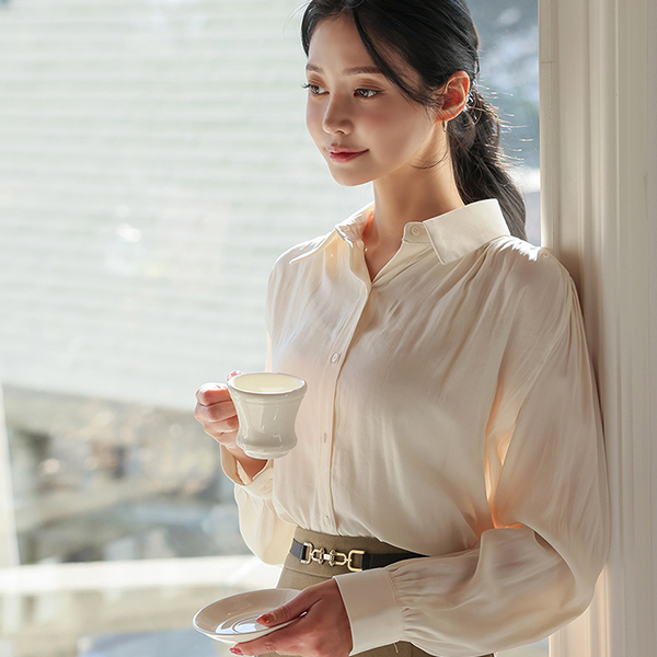 slim-looking Color Shoulder Shirring Blouse