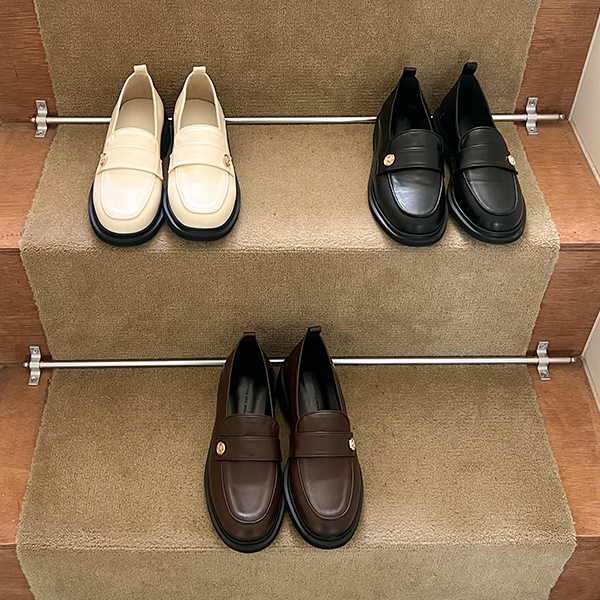 아뜰리에 Gold Button Simple Loafers