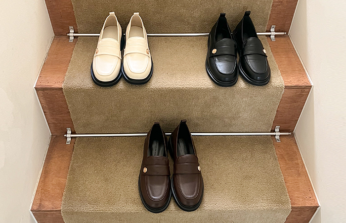 아뜰리에 Gold Button Simple Loafers