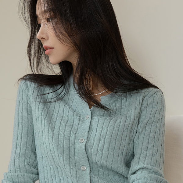 ODE Cutting-Neck Cable Patterns Knit Cardigan