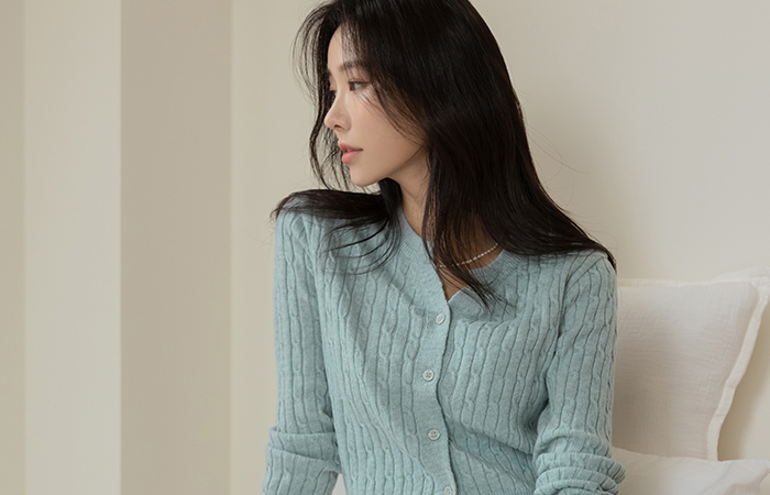 ODE Cutting-Neck Cable Patterns Knit Cardigan