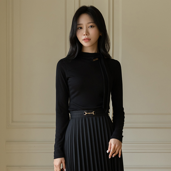 Motive Cutting Tie Neck Mochi T-shirt