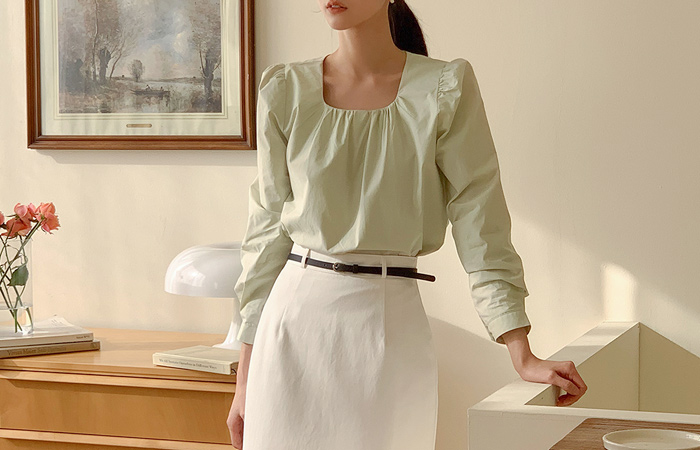 르엘 Square Shirring Neck Cotton Blouse