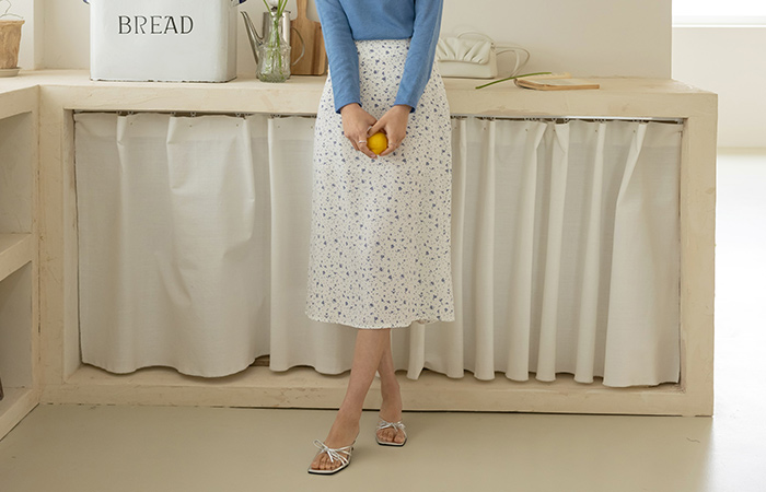 Milky Flower Patterns Back Banding Skirt