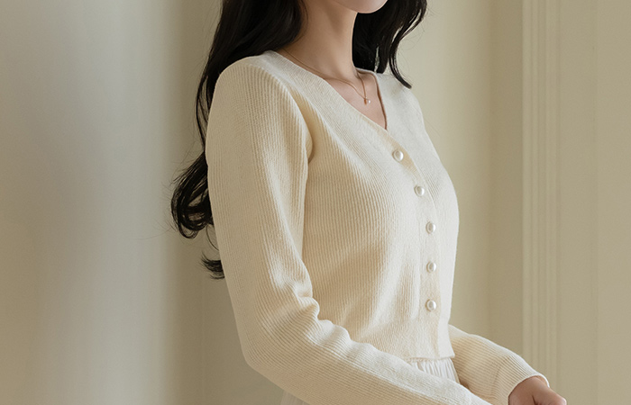 V-neck Pearl Button Crop Knit Cardigan