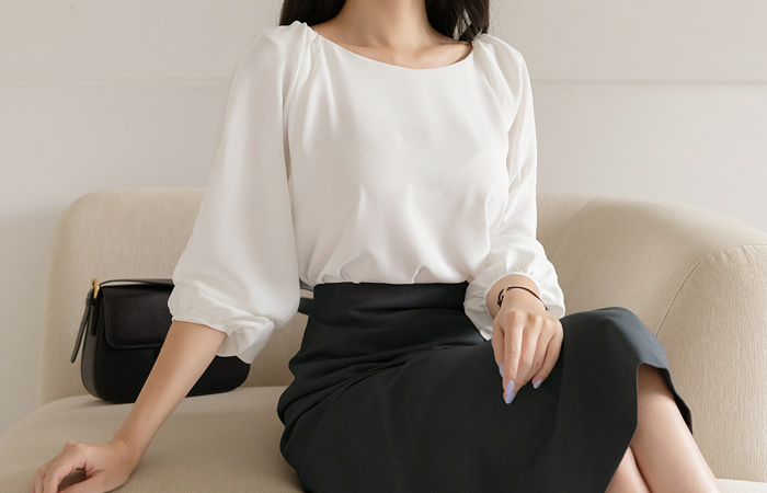 론즈 Two-way Neckline Blouse