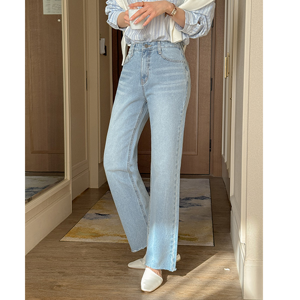 Natural Cutting Semi- wide fit Denim Pants