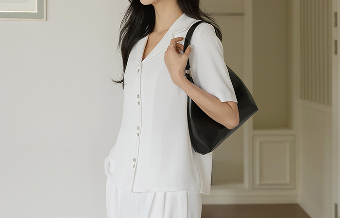 밀러 Double Button Point Collar Set-up Blouse