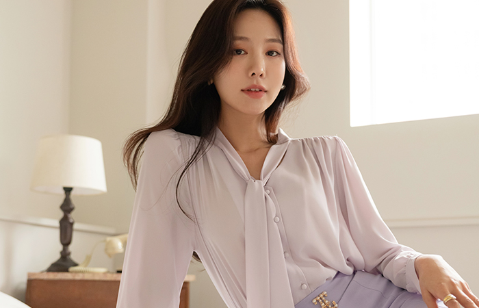 winter's slender Mood Shirring Tie Blouse