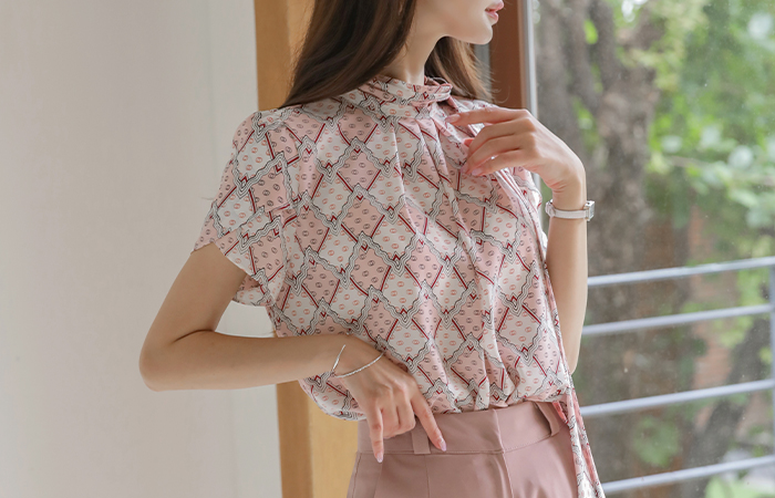 Diamond Tulip Sleeves Pleats Neck Scarf Blouse