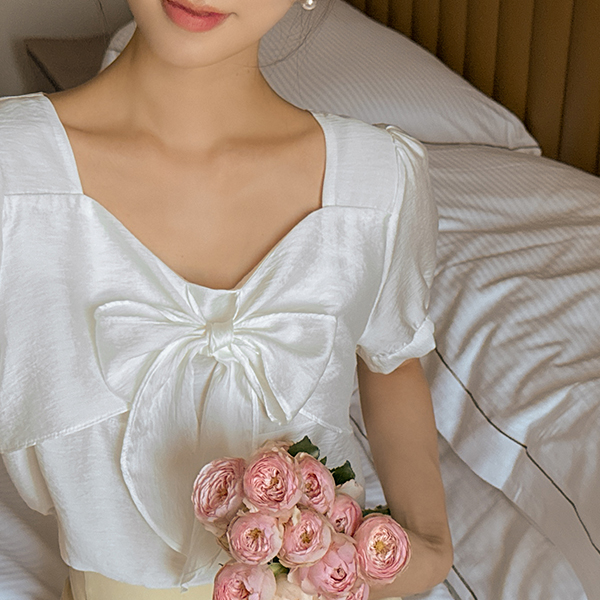 줄리 Twist Ribbon neckline Blouse