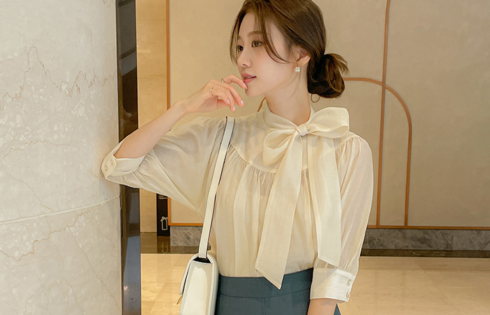 베로니 Scarf-Neck Shirring Blouse