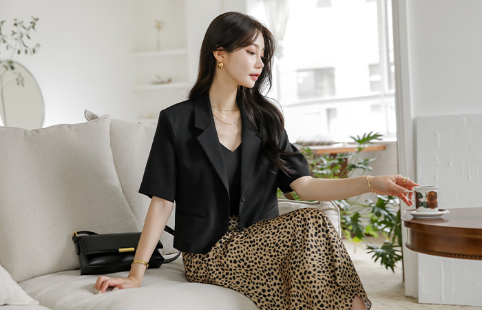 Modern Two button Short-sleeve Crop Jacket