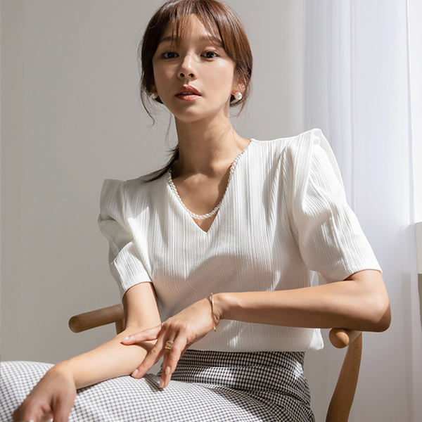 Luna Shoulder Point Pearl Necklace (Set) T-shirt