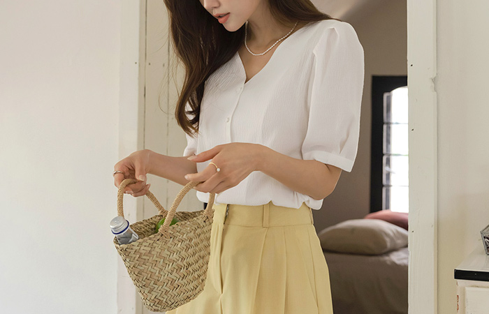 단아 Neckline Puff Shoulder Blouse