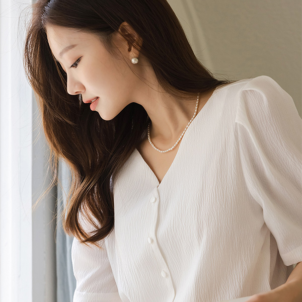 단아 Neckline Puff Shoulder Blouse