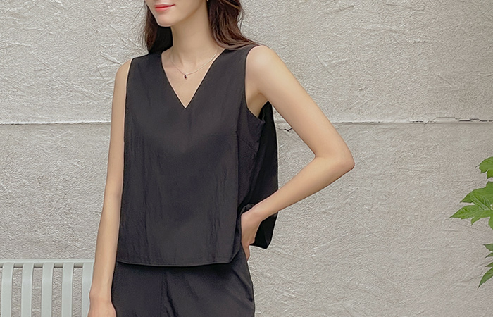 Butter V Sleeveless shirts Set-up Blouse