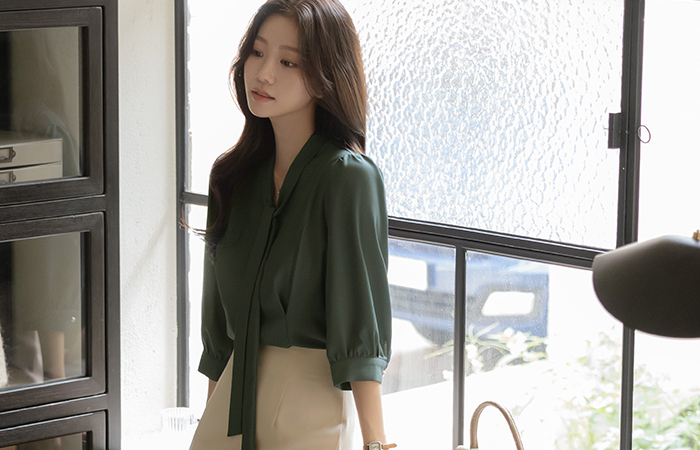 Pintuck Line Pearl Button Tie Blouse