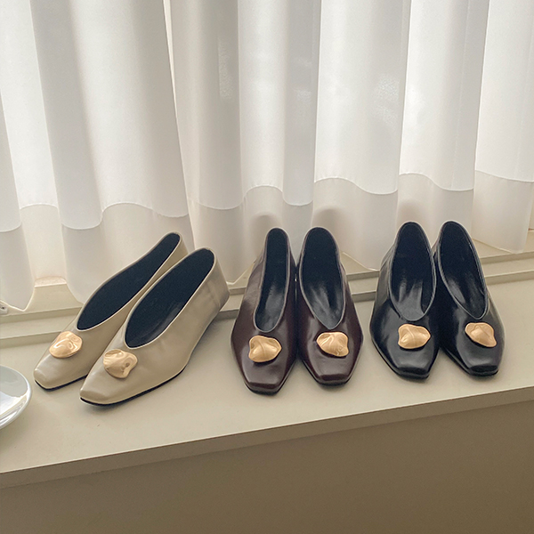 Waving Gold Decoration Flat Shoes