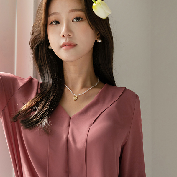 [O:neul] Front Ruffle Point Blouse