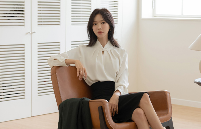 메리앤 High-Neck Blouse